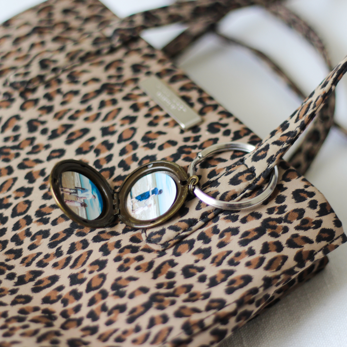 Bronze Keychain Photo Locket - Image 5