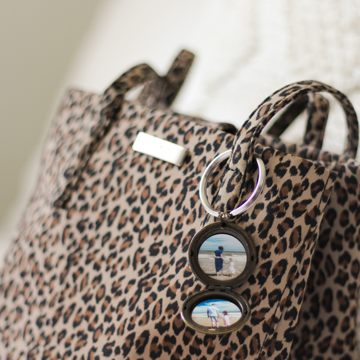 Bronze Keychain Photo Locket - Image 3